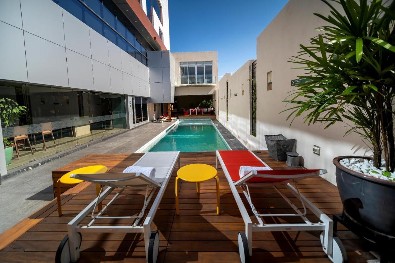 Metria Hotel Λεόν Εξωτερικό φωτογραφία The pool at the hotel