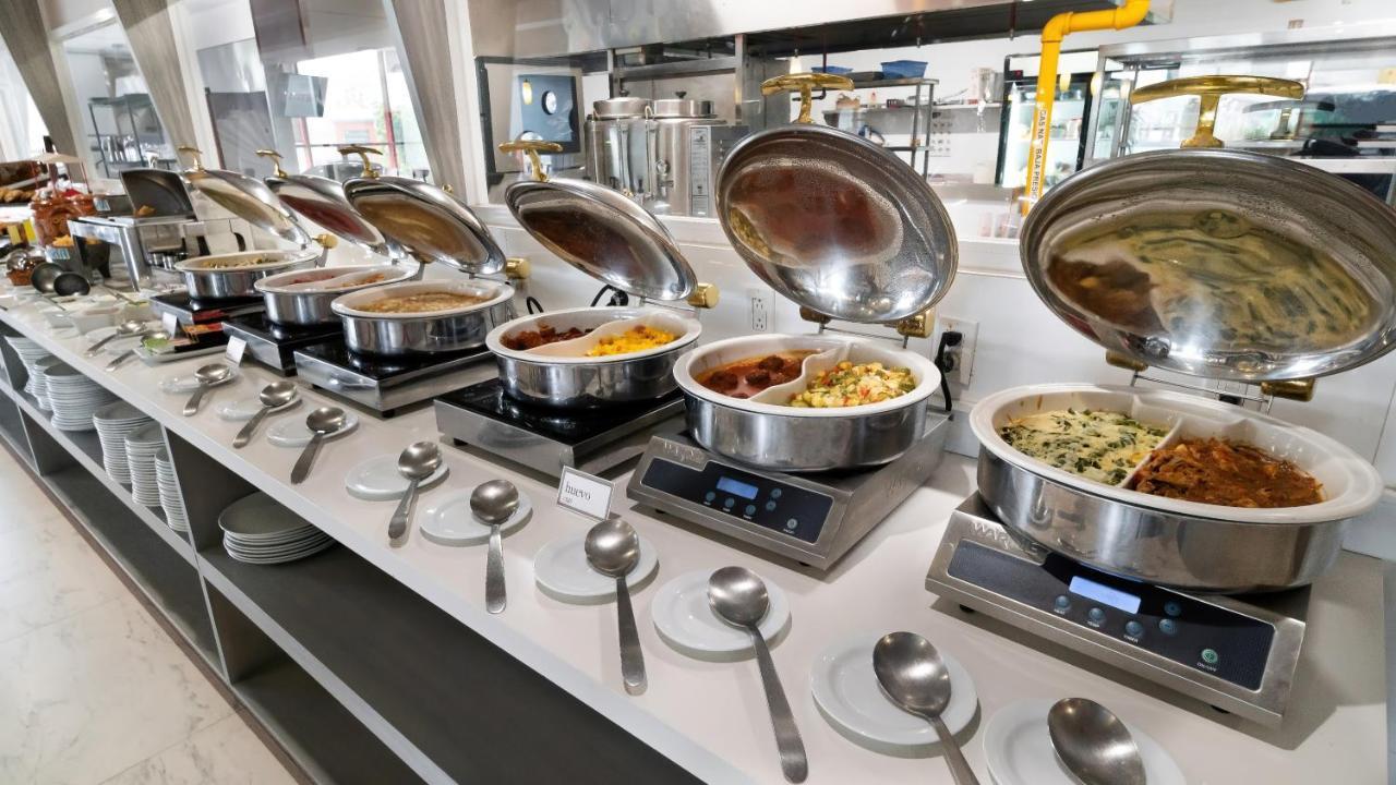 Metria Hotel Λεόν Εξωτερικό φωτογραφία A buffet at a hotel