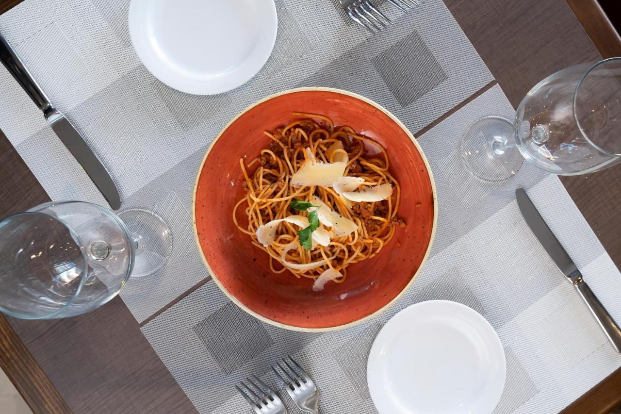 Metria Hotel Λεόν Εξωτερικό φωτογραφία Spaghetti alla vodka
