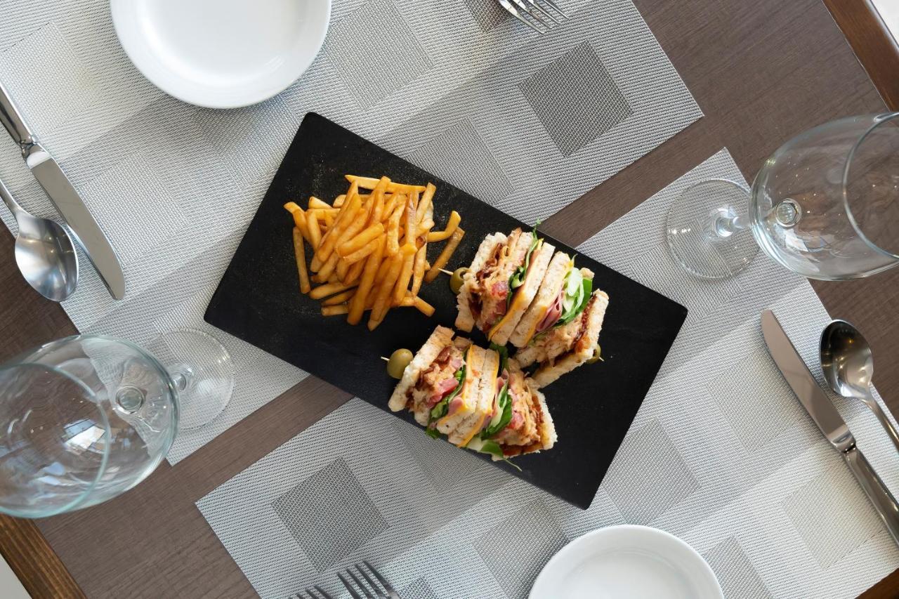 Metria Hotel Λεόν Εξωτερικό φωτογραφία A club sandwich with chips