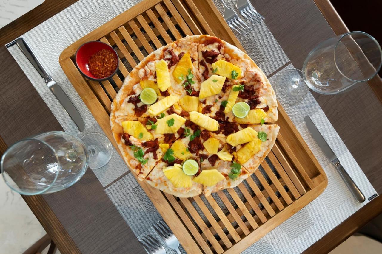 Metria Hotel Λεόν Εξωτερικό φωτογραφία A pizza with pineapple