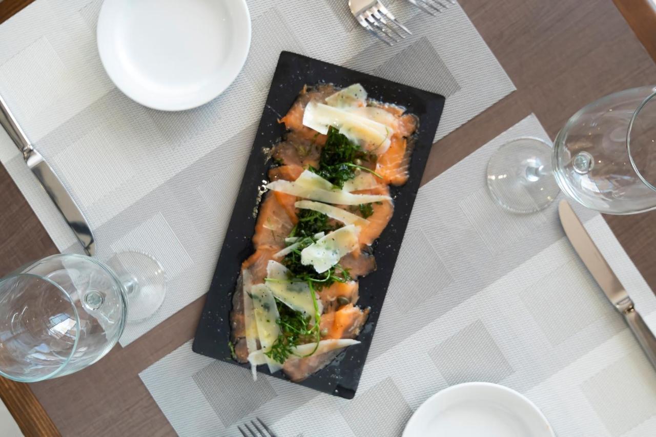 Metria Hotel Λεόν Εξωτερικό φωτογραφία Salmon sashimi