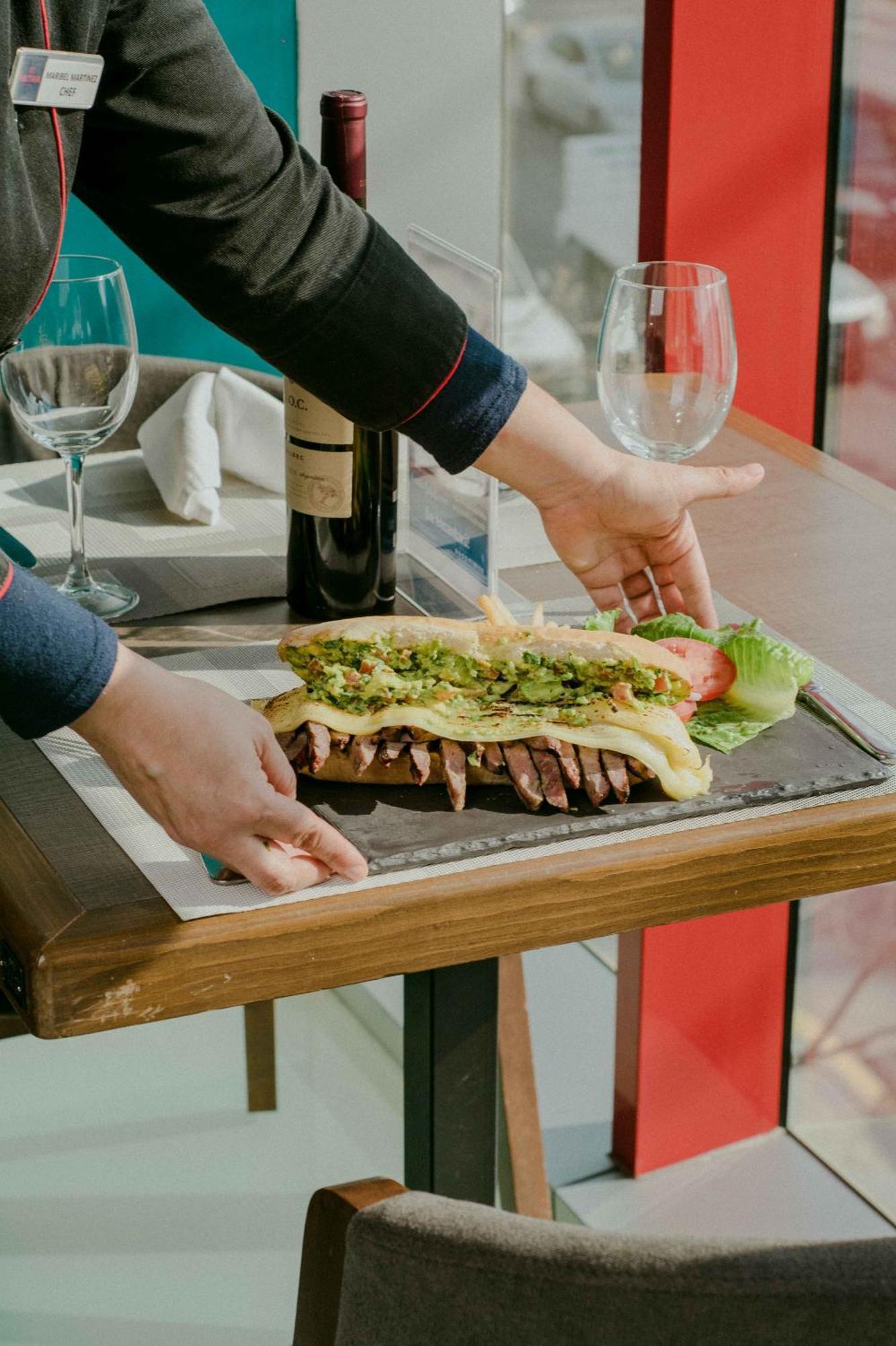 Metria Hotel Λεόν Εξωτερικό φωτογραφία A waiter serving a steak