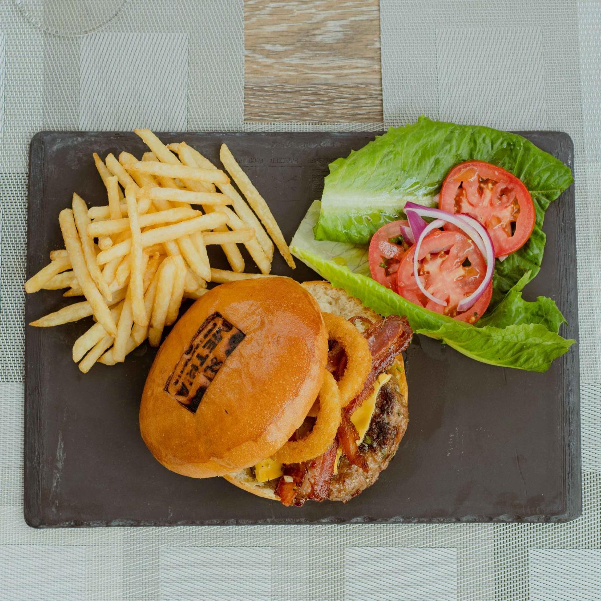 Metria Hotel Λεόν Εξωτερικό φωτογραφία A cheeseburger with fries